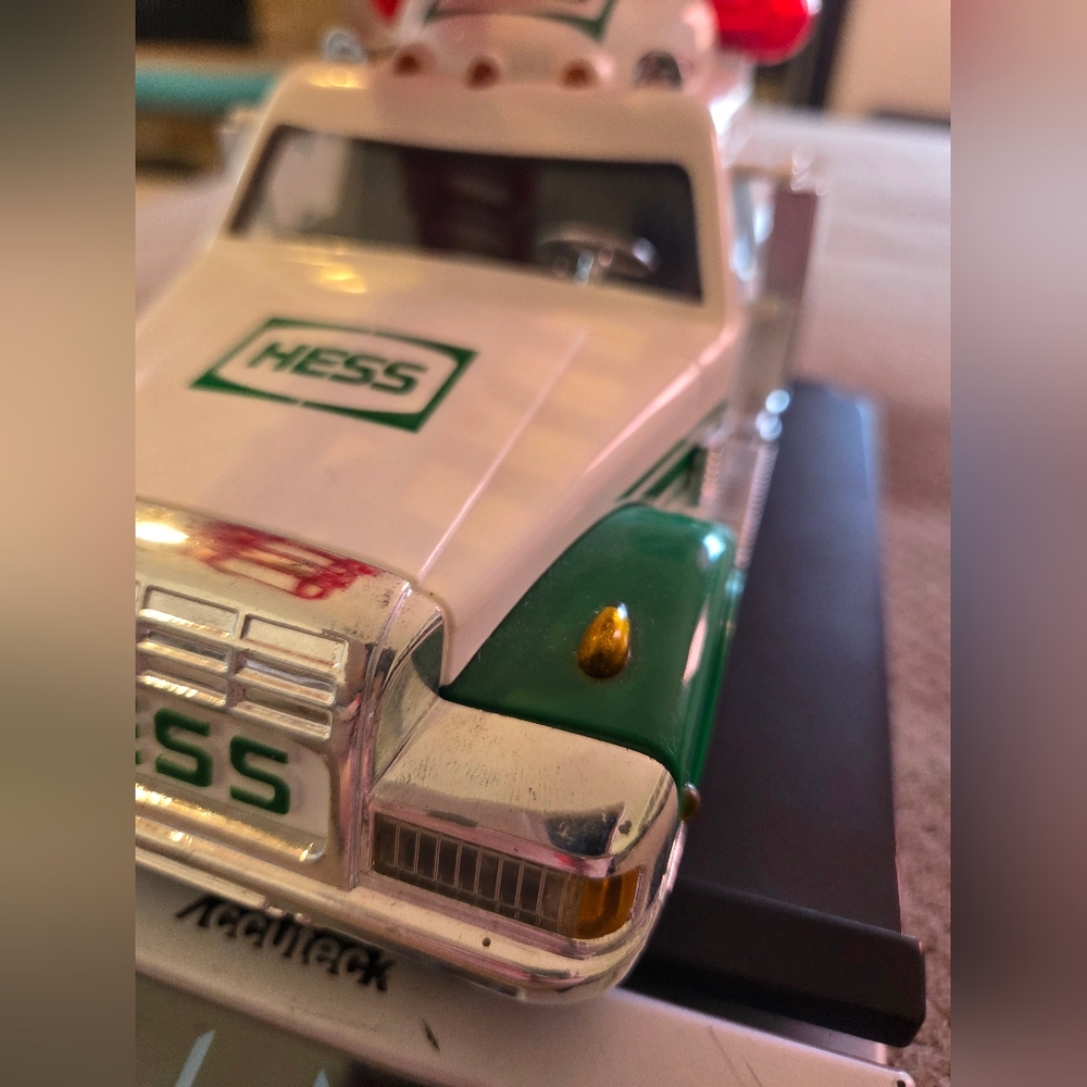 1994 HESS GAS TRUCK RESCUE LADDER TRUCKPreowned Truck Amerada Hess Corporation - Picture 13 of 14